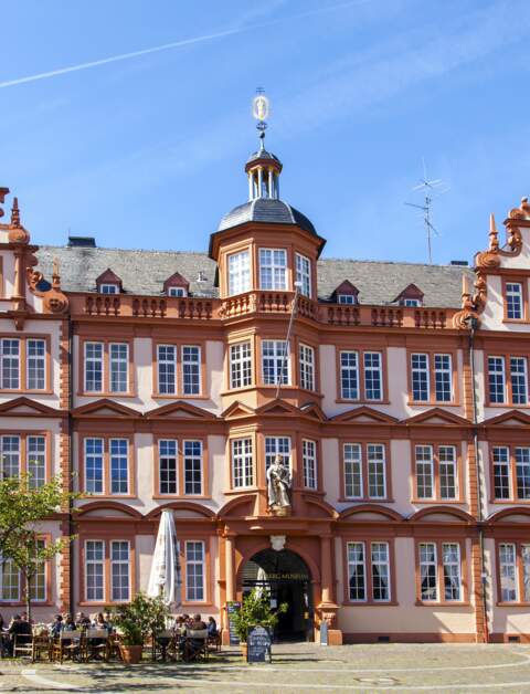 Frontansicht des Gutenberg-Museums in Mainz mit hellblauem Himmel | © Gettyimages.com/Meinzahn