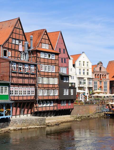 Alter Hafen in Lueneburg mit Fluss und alten Haeusern | © Gettyimages.com/Hiro1775