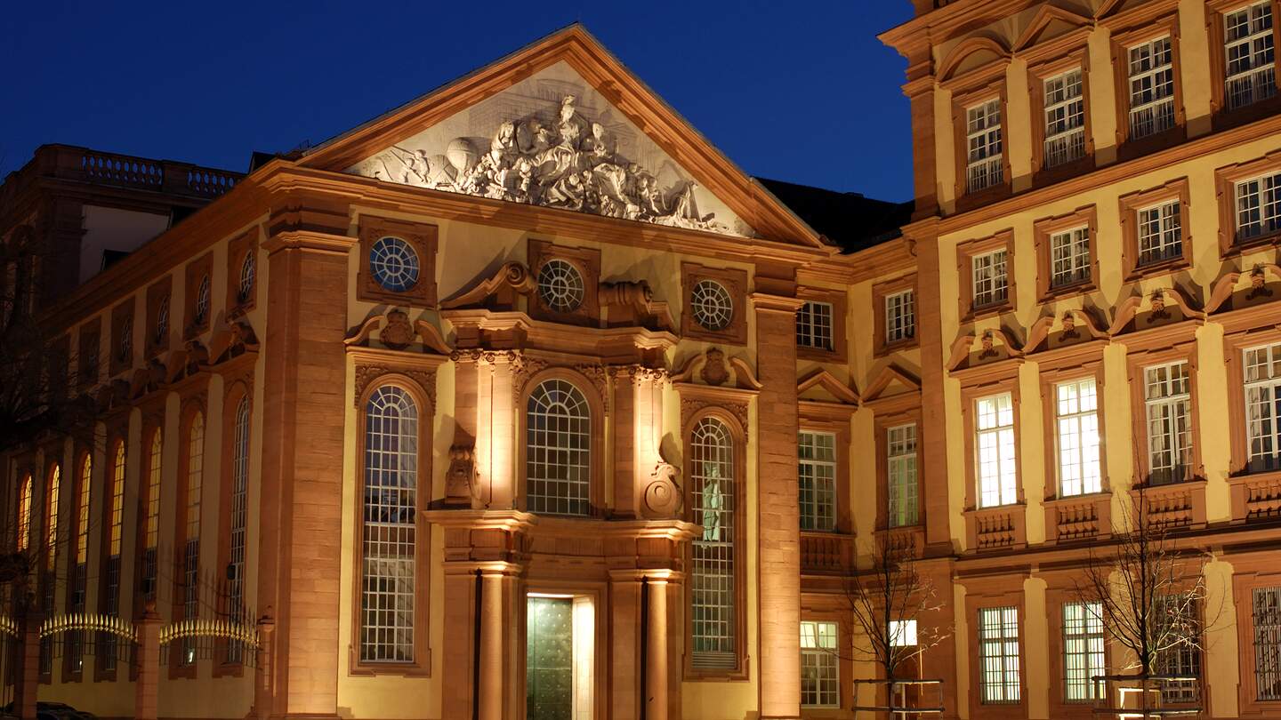 Abenddaemmerung im funkelnden Barockschloss in Mannheim | © Gettyimages.com/RichardGoundry