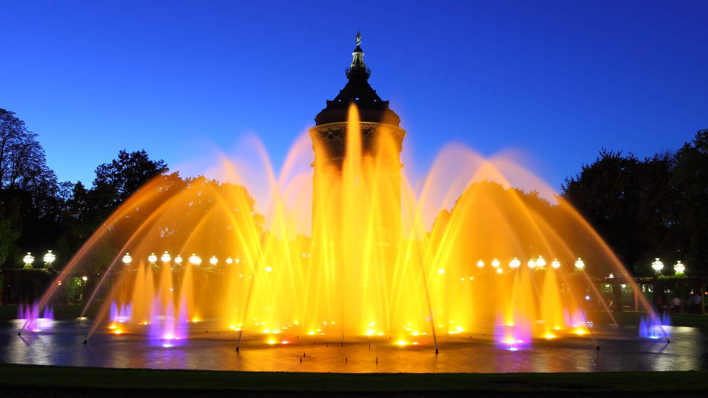 Wasserturm in Mannheim beleuchetet | © Gettyimages.com/Timo Weis