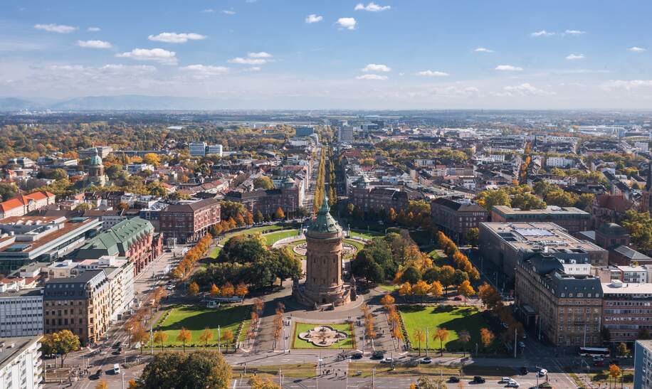 Herbst-Luftbild der Stadt Mannheim, Baden-Wuerttemberg | © gettyimages.com/taranchic