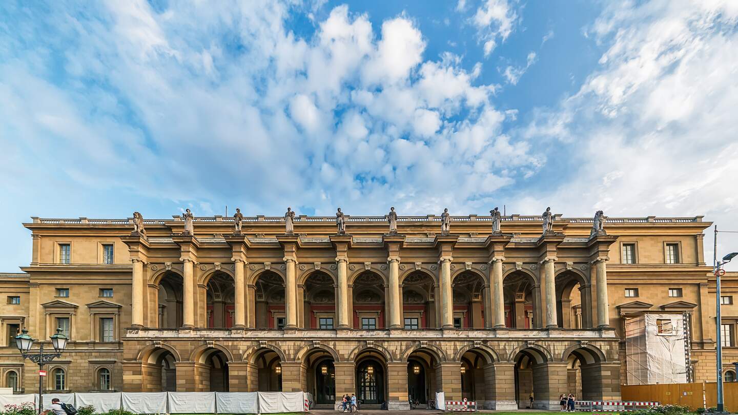 Münchner Residenz mit Menschen im Sommer | © Gettyimages.com/nedomacki
