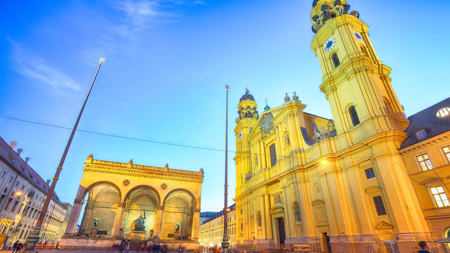 Blick auf die Theatinerkirche und die Feldherrenhalle in München am Abend  | © Gettyimages.com/Pilat666