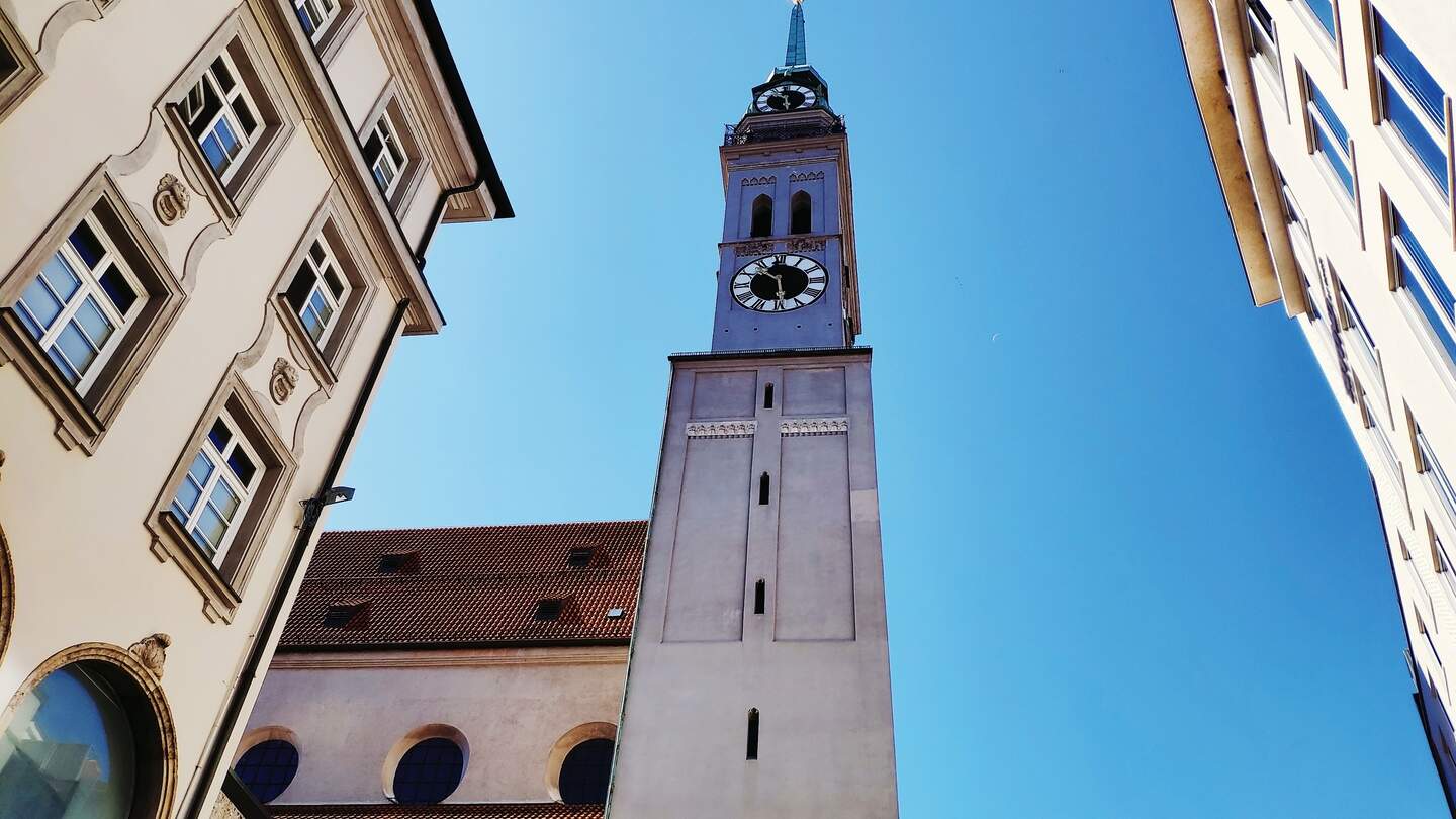 Turm der Peterskirche in München, bei blauem Himmel | © Gettyimages.com/Tamara Fesenko