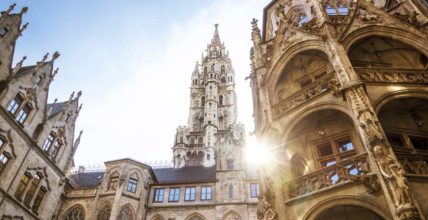 Rathaus am Marienplatz in München bei Sonnenschein  | © Gettyimages.com/Nikada