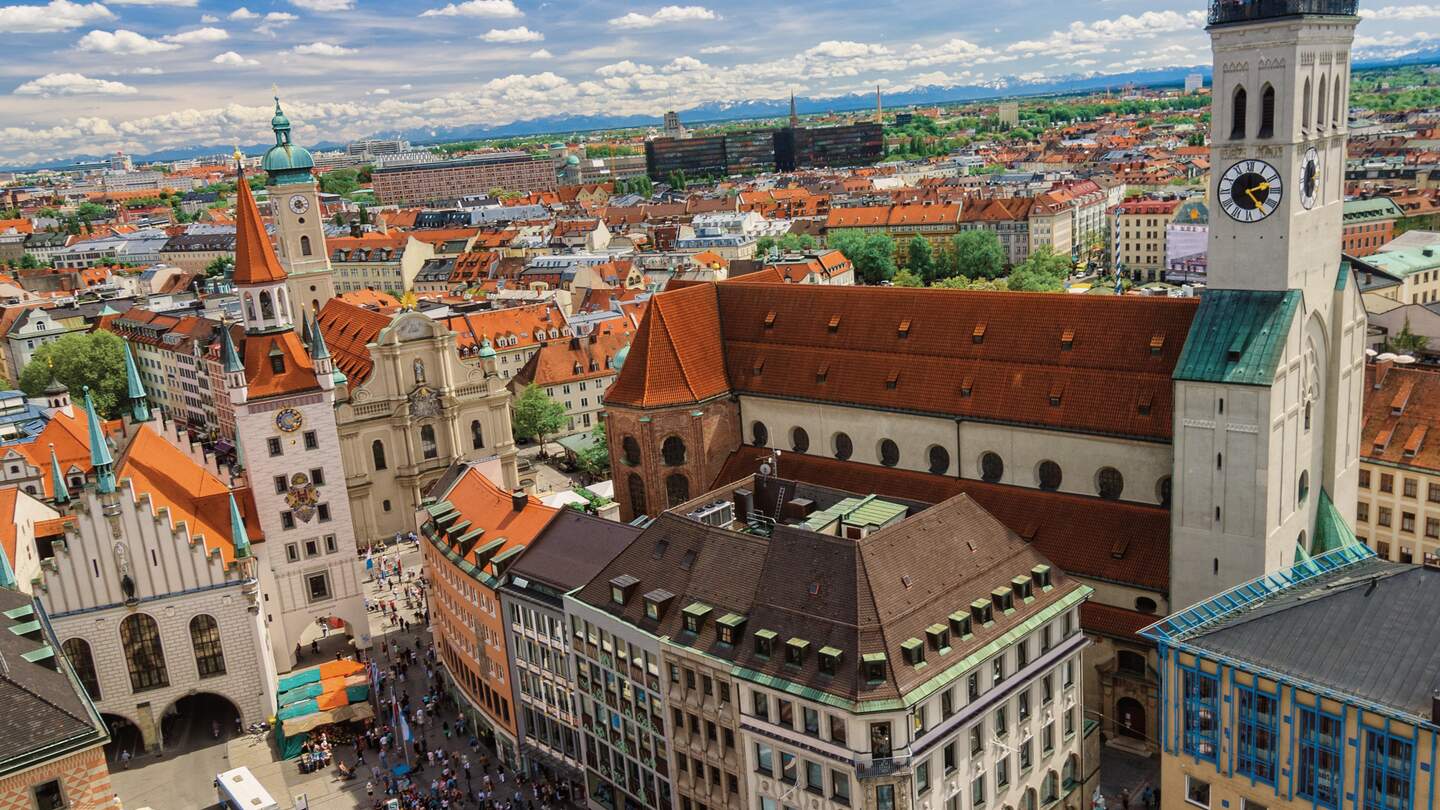 Blick auf die Stadt München mit dem Marienplatz und der St Peters Kirche und den Alpen im Hintergrund  | © Gettyimages.com/Juergen Sack