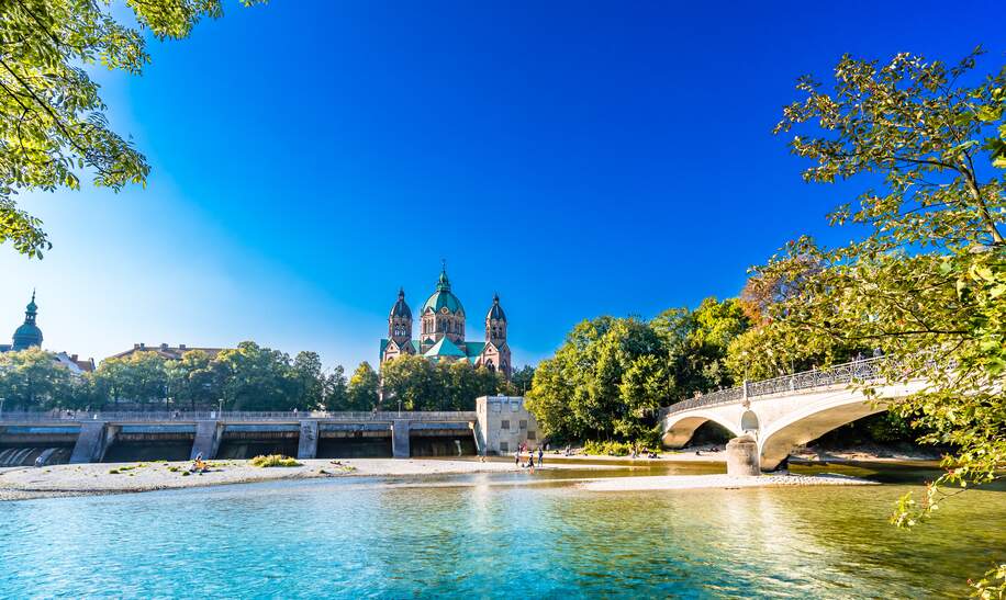 Sommerlandschaft von München, der Fluss Isar und die Lukaskirche im Hintergrund | © Gettyimages.com/StreetFlash