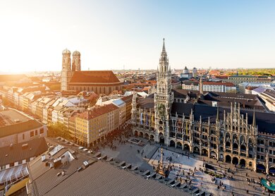 Altes Rathaus in München mit dem Marienplatz und der Frauenkirche, Luftaufnahme | © Gettyimages.com/Prasit Rodphan