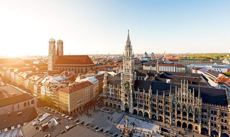 Altes Rathaus in München mit dem Marienplatz und der Frauenkirche, Luftaufnahme | © Gettyimages.com/Prasit Rodphan