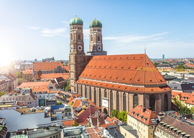 Frauenkirche in München an einem sonnigen Tag | © Gettyimages.com/querbeet