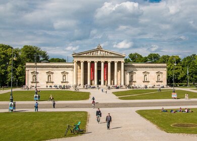 Frontalansicht auf das Museum Glyptothek in Muenchen im Sommer mit Touristen | © Pixabay.com/designerpoint 
