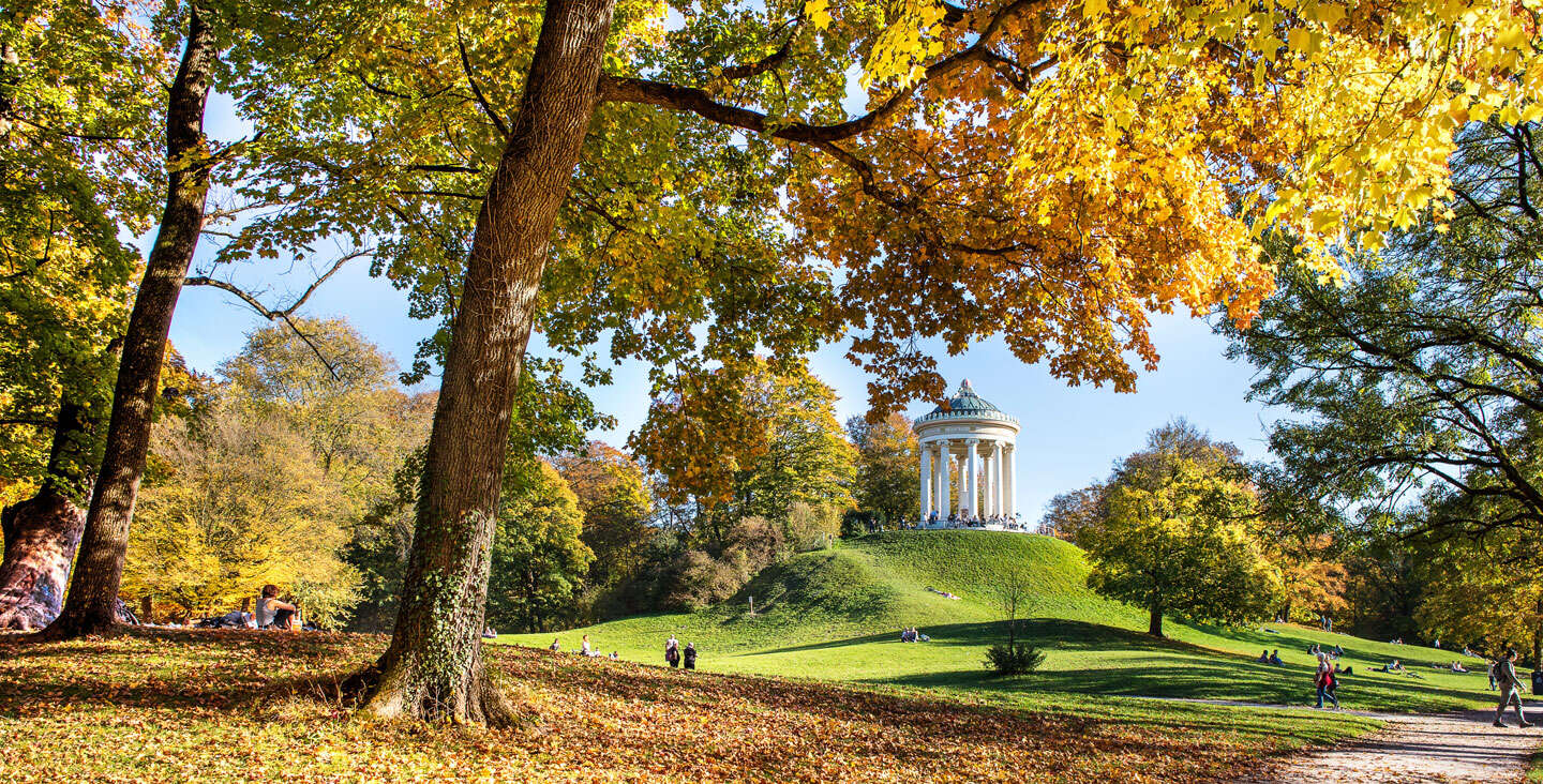 Blick auf die herbstliche Landschaft im Englischen Garten in München | © Pixabay.com/designerpoint