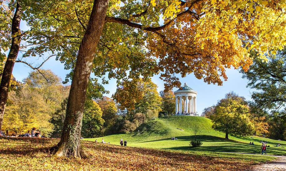 Blick auf die herbstliche Landschaft im Englischen Garten in München | © Pixabay.com/designerpoint
