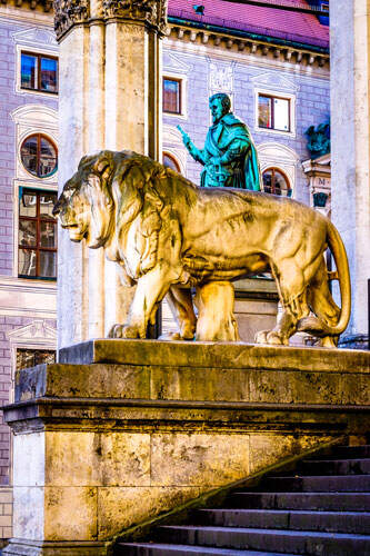 Nahe Seitenansicht der Loewenstatue an der Feldherrnhalle in Muenchen | © Gettyimages.com/FooTToo