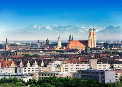 Skyline von Muenchen mit Frauenkirche | © Gettyimages.com/bkindler