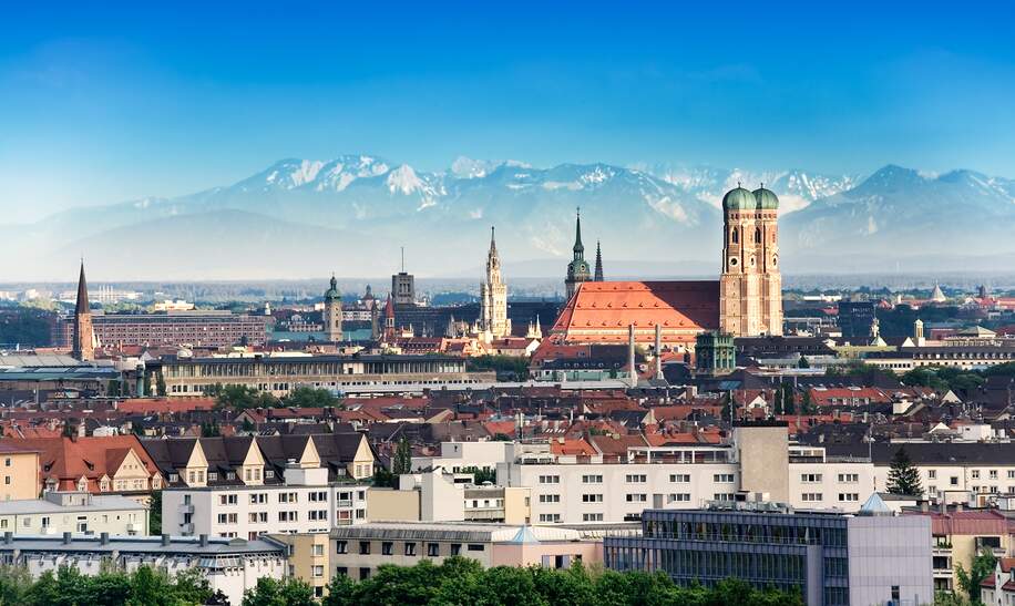 Skyline von Muenchen mit Frauenkirche | © Gettyimages.com/bkindler