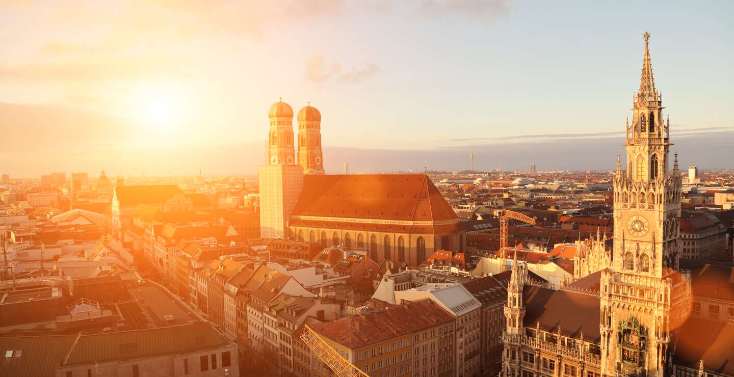 Stadtueberblick von Muenchen mit Frauenkirche und Marienplatz bei Sonnenuntergang | © Gettyimages.com/alexsl