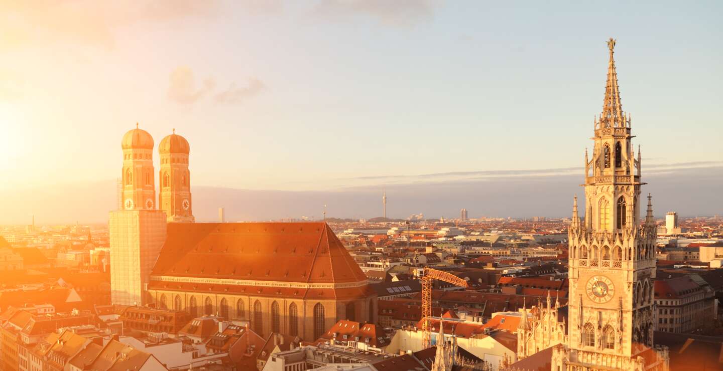 Stadtueberblick von Muenchen mit Frauenkirche und Marienplatz bei Sonnenuntergang | © Gettyimages.com/alexsl