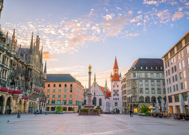 Marienplatz in Muenchen mit Mariensaeule und Rathaus bei Sonnenuntergang | © Gettyimages.com/f11photo