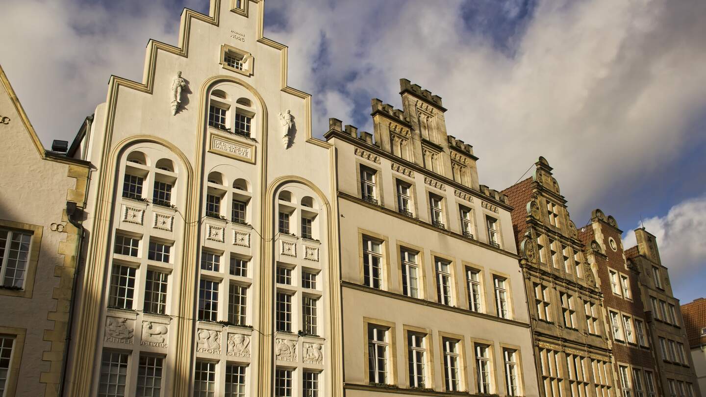 Fassaden von historischen Gebaeuden in der Stadt Muenster | © Gettyimages.com/thehague