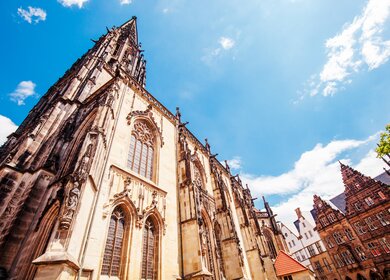 St. Lamberti - roemisch-katholische Kirche von unten, Muenster | © Gettyimages.com/Imagesines 