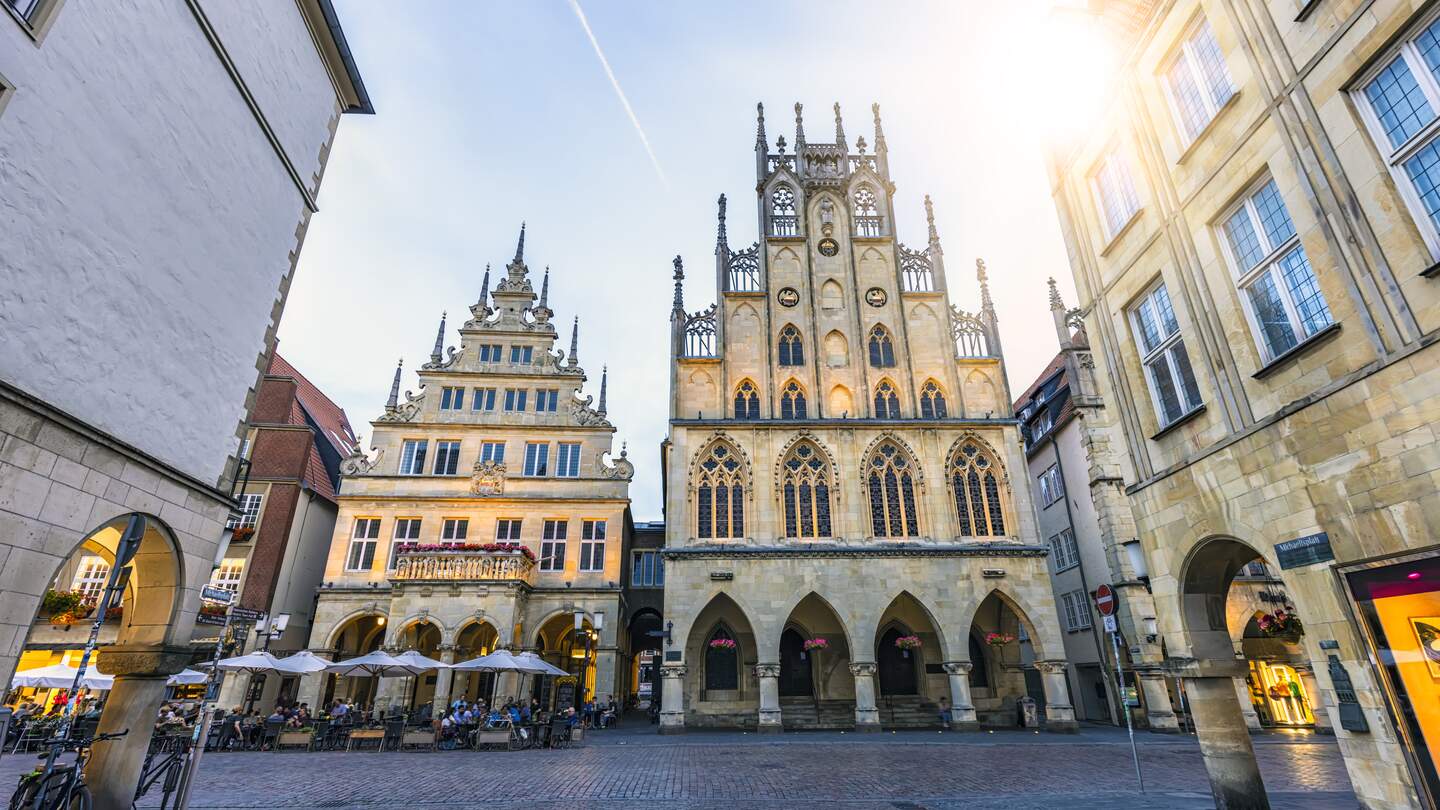 Blick auf den Prinzipalmarkt und das Rathaus von Muenster | © Gettyimages.com/querbeet
