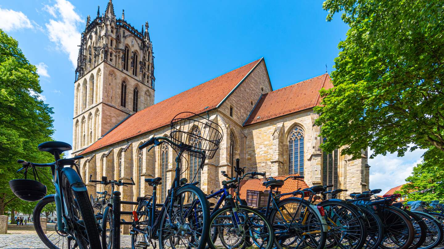 Fahrradstadt Münster - Fahrraeder vor der Ueberwasserkirche | © Gettyimages.com/A-Tom