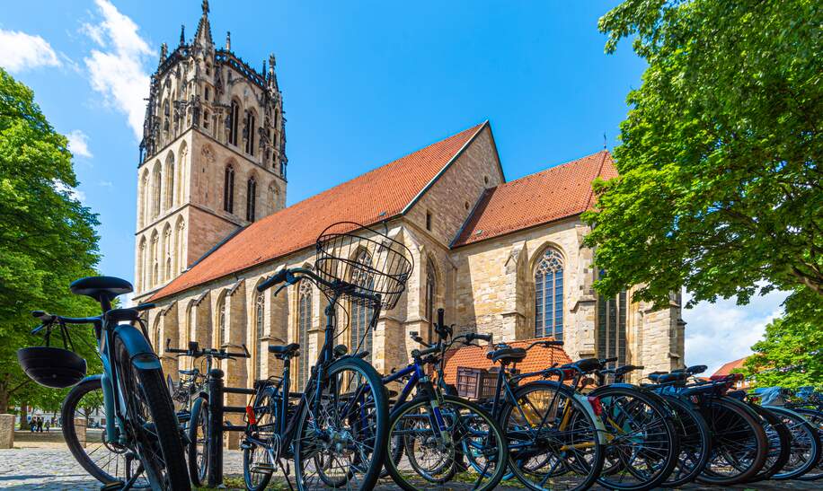 Fahrradstadt Münster - Fahrraeder vor der Ueberwasserkirche | © Gettyimages.com/A-Tom