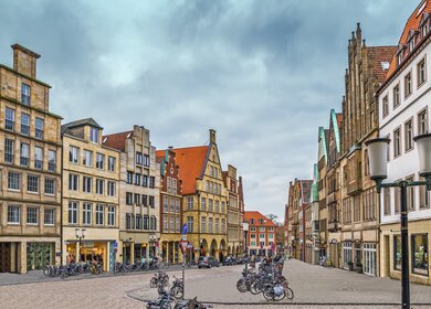 Blick auf den Prinzipalmarkt mit Fahrraedern, Muenster | © Gettyimages.com/Borisb17