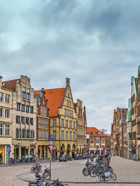 Blick auf den Prinzipalmarkt mit Fahrraedern, Muenster | © Gettyimages.com/Borisb17