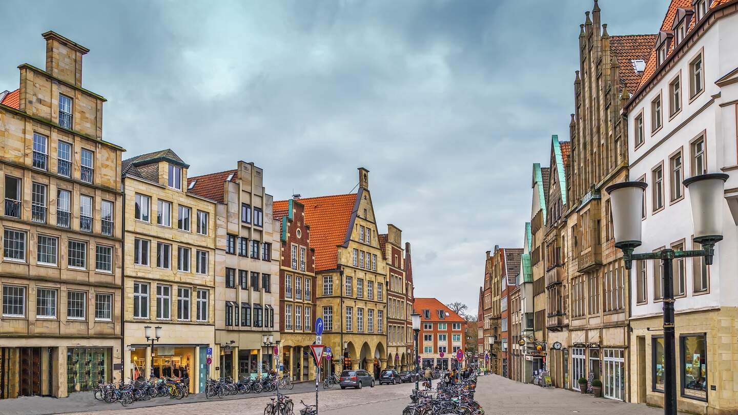 Blick auf den Prinzipalmarkt mit Fahrraedern, Muenster | © Gettyimages.com/Borisb17