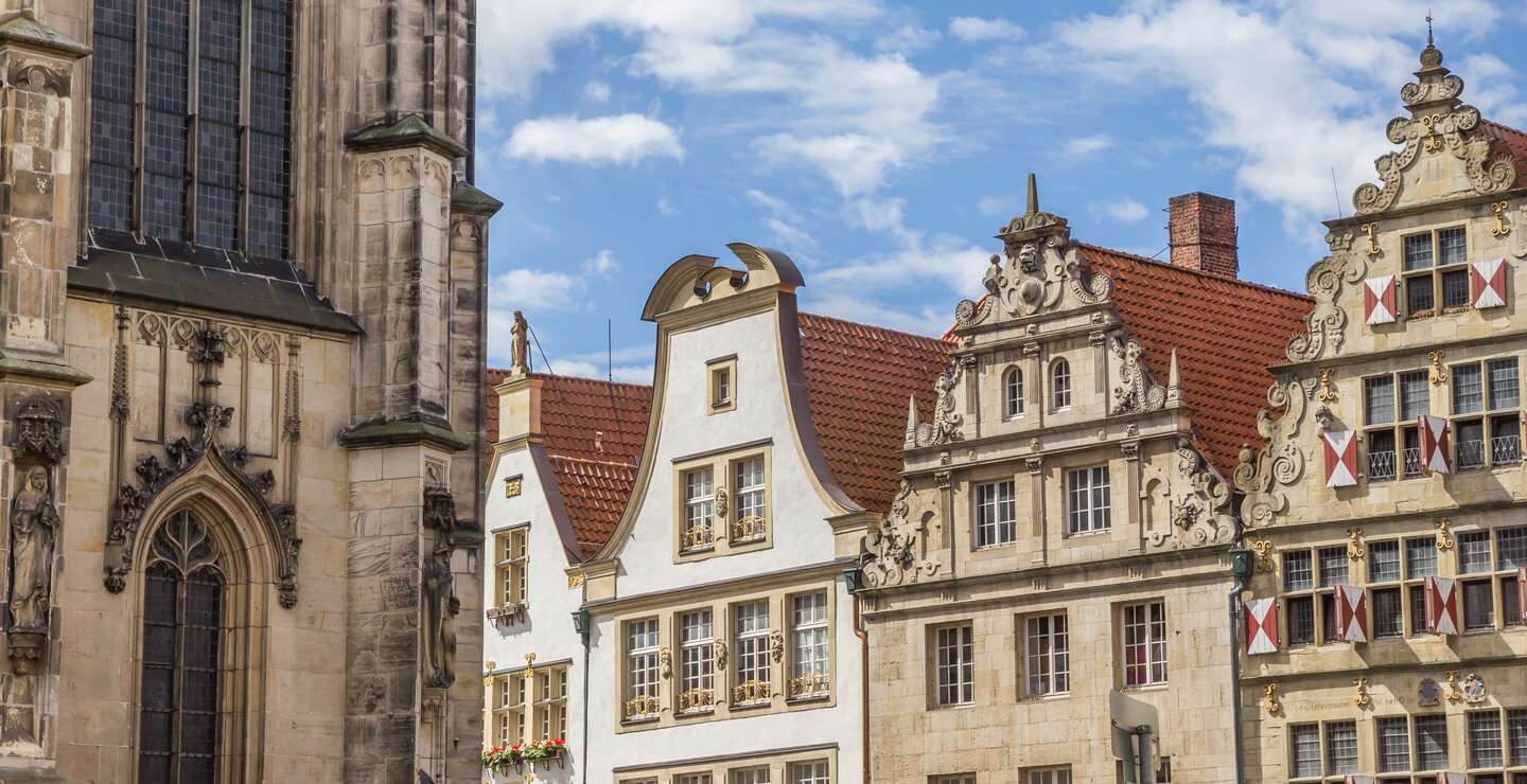 Nachaufnahme der St. Lamberti Kirche und traditioneller Häuser am Prinzipialmarkt in Muenster | © Gettyimages.com/venemama