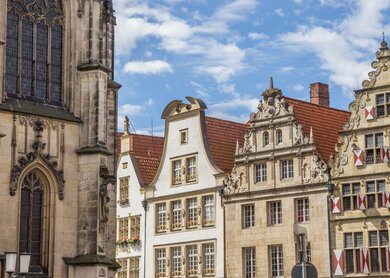 Nachaufnahme der St. Lamberti Kirche und traditioneller Häuser am Prinzipialmarkt in Muenster | © Gettyimages.com/venemama