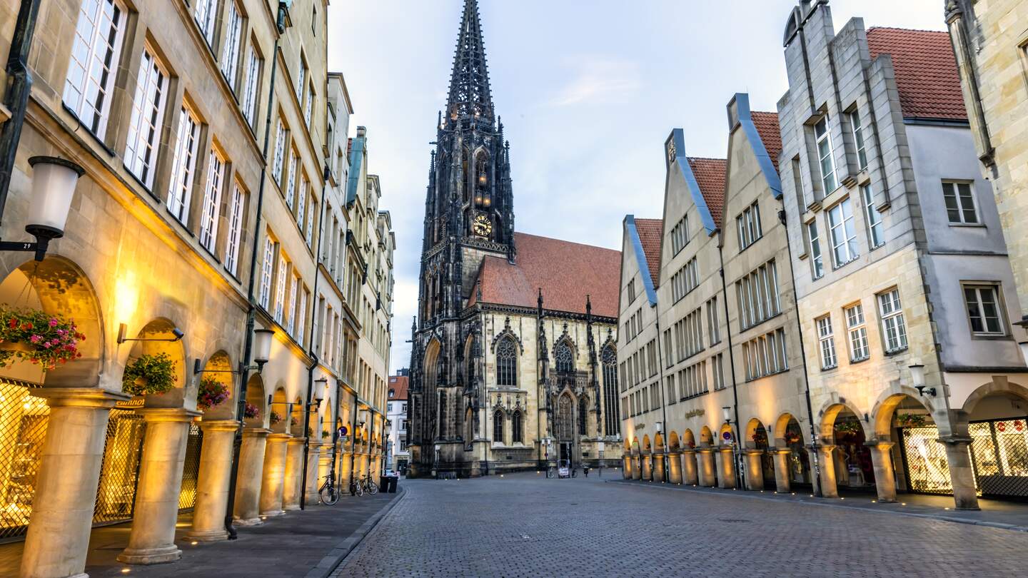 Prinzipialmarkt  in Muenster mit Beleuchtung und St. Lamberti Kirche im Hintergrund | © Gettyimages.com/querbeet