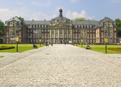 Schloss am Schlossplatz von Muenster mit gruenen Wiesen bei gutem Wetter | © Gettyimages.com/sodapix sodapix