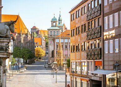 Blick auf die Straße am Morgen auf dem Marktplatz mit dem Burgberg im Hintergrund in Nürnberg | © Gettyimages.com/RossHelen