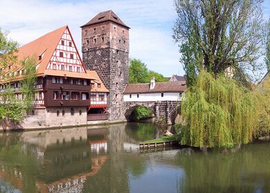 Panoramablick auf die Altstadt von Nuernberg mit Henkersbruecke und Fluss | © Gettyimages.com/leonardo_da_gressignano