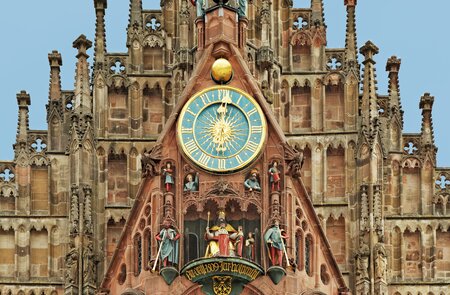 Frauenkirche in Nuernberg mit beruehmten Glockenspielschule | © Gettyimages.com/hohl
