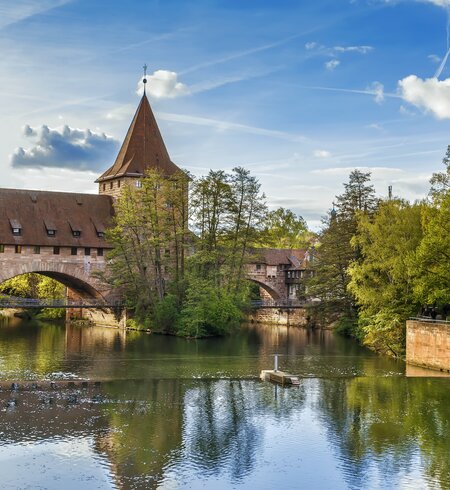 Landschaft mit Kettenbruecke in Nuernberg | © Gettyimages.com/Borisb17