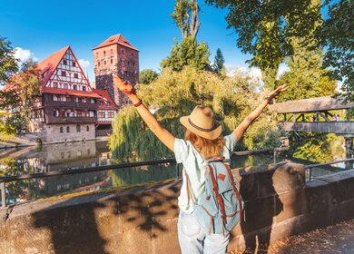 Touristin geniesst den Blick auf die Altstadt von Nuernberg | © Gettyimages.com/frantic00