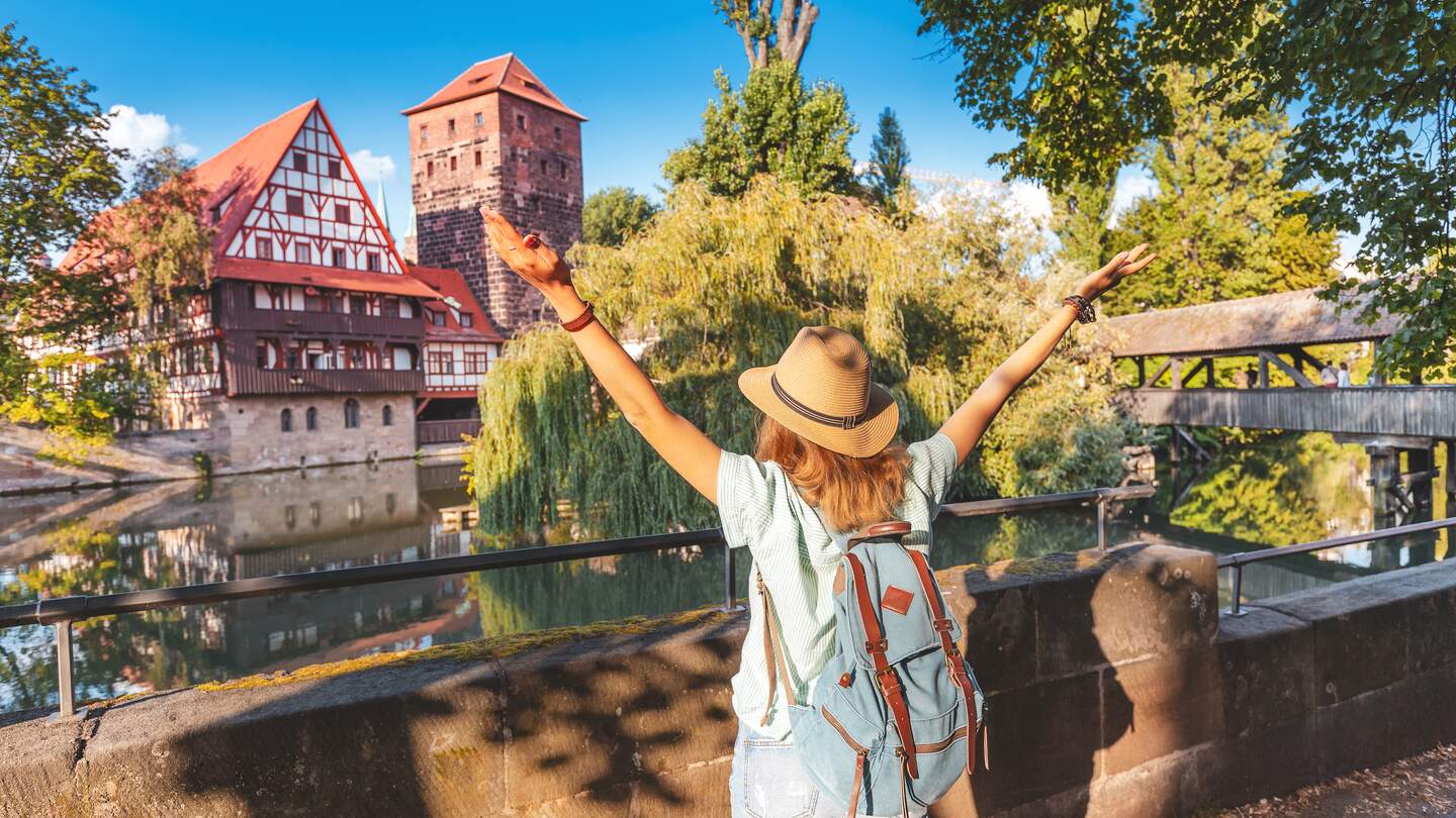 Touristin geniesst den Blick auf die Altstadt von Nuernberg | © Gettyimages.com/frantic00