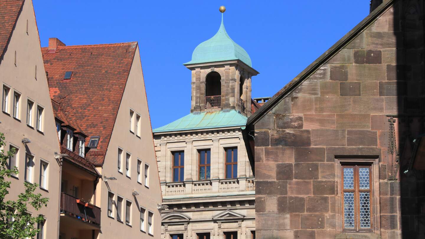 Strassenansicht mit altem Rathaus in Nuernberg | © Gettyimages.com/tupungato