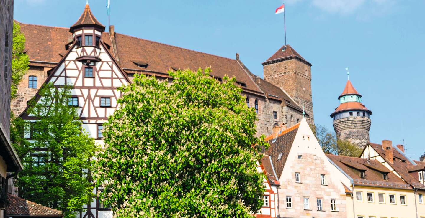 Kaiserburg Nürnberg mit Fachwerkhaeusern am blauen Himmel | © Gettyimages.com/Martin Keiler
