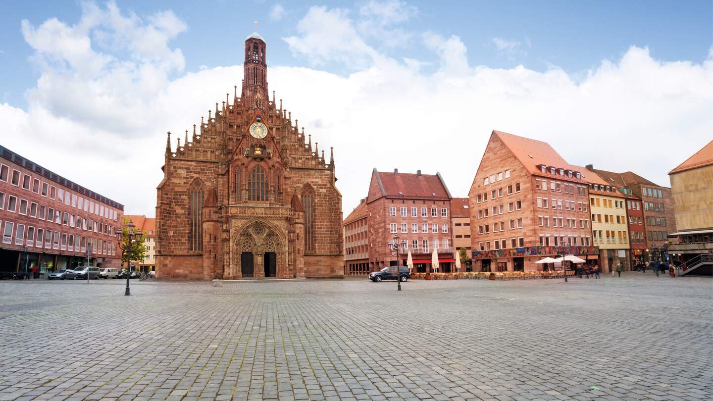 Blick auf die Frauenkirche auf dem Hauptmarkt in Nuernberg | © Gettyimages.com/SerrNovik