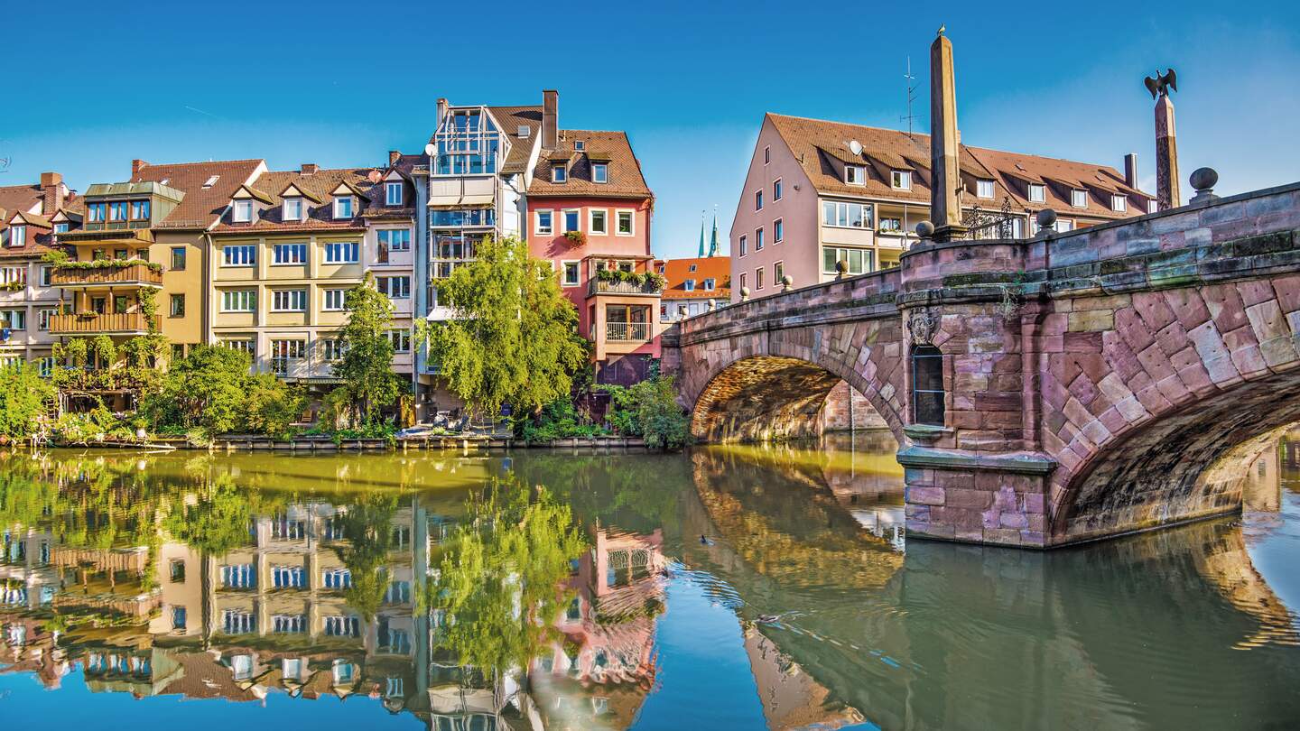 Blick auf die Stadt Nuernberg ueber den Fluss bei schönem Wetter | © Gettyimages.com/SeanPavonePhoto