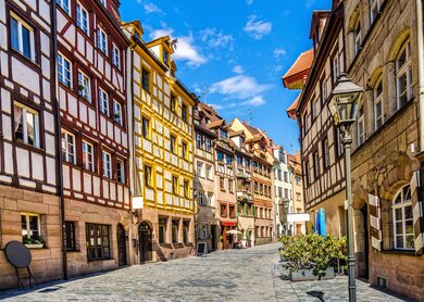 Historische Fachwerkhaeuser in der Weissgerbergasse in Nuernberg | © Gettyimages.com/juergensack