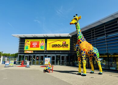 Eingang des LEGO Discovery Centres in Oberhausen mit einer Lego Giraffe | © Michelle Khan