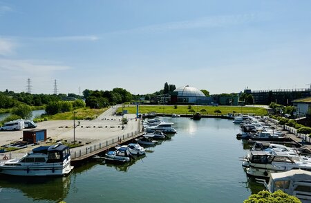 Ausblick vom SEA LIFE Balkon auf den Oberhausen Marina mit kleinen Booten | © Michelle Khan