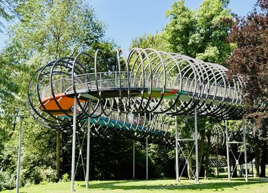 Brücke im Kaisergarten mit geschwungenem Metall | © Michelle Khan