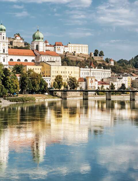 Passau an der Donau mit Blick auf den Stephansdom bei gutem Wetter | © Gettyimages.com/Vrabelpeter1